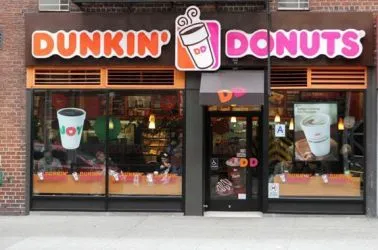How much does it cost to franchise a Dunkin' Donuts coffee shop?