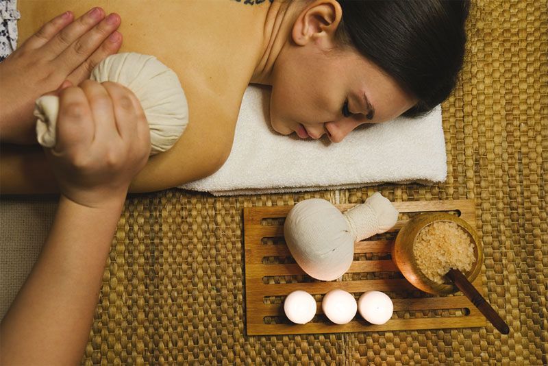 SPA IZBA – body massage with herbal pouches