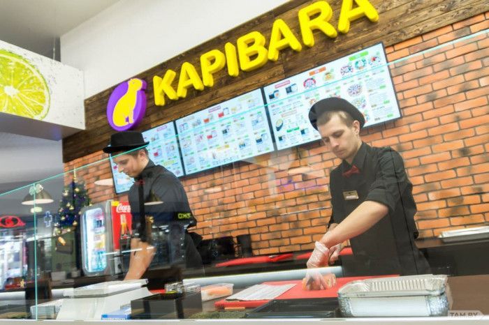 KAPIBARA – preparing an order in a restaurant