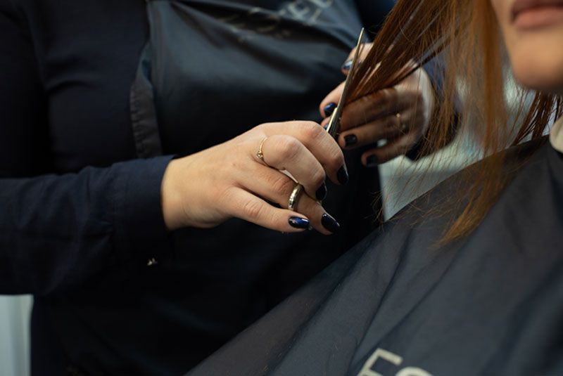 MAXIMAGIC – Women's haircut in a beauty salon